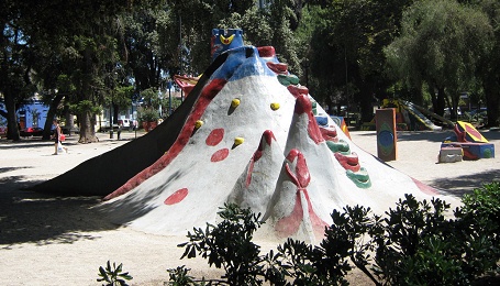 Parque infantil de la plaza Brasil,
                                tobog�n volc�nico 01, primer plano
