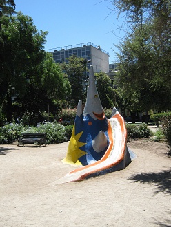 Parque infantil de la plaza Brasil, tobog�n
                volc�nico 02