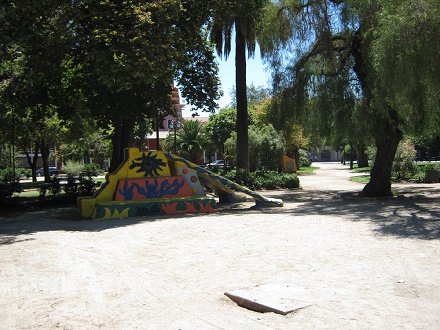 El parque infantil en la plaza Brasil,
                        tobog�n piramidal