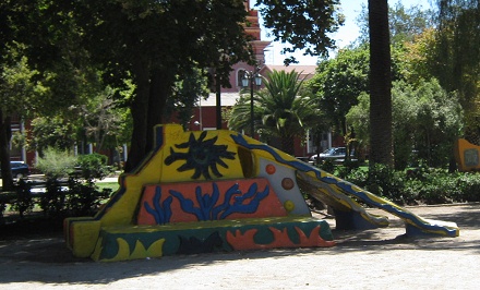 Plaza Brasil con el parque infantil y el
                        tobog�n piramidal, primer plano
