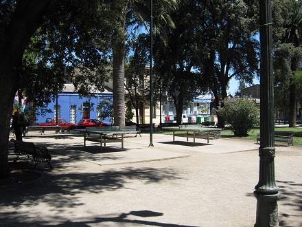 El parque infantil en la plaza Brasil,
                        tenis de mesa