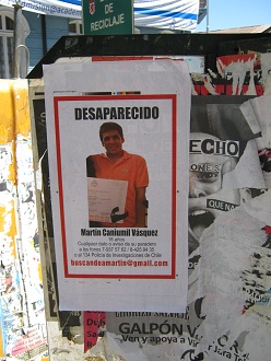 Plaza Brasil, un p�ster de b�squeda con un
                        chico "desaparecido"