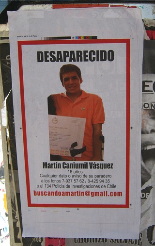 Plaza Brasil, un p�ster de b�squeda con un
                        chico "desaparecido", primer plano