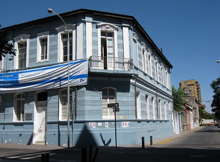 Calle Hu�rfanos y calle Matucana, casa
                          celeste en la esquina.