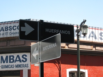 R�tulos calle Hu�rfanos y calle
                          Matucanastrasse, primer plano
