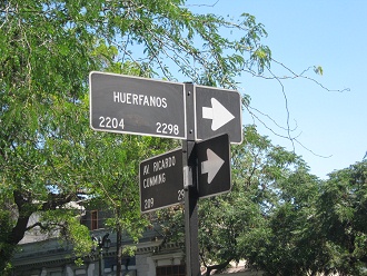 R�tulos calle Hu�rfanos y avenida
                          Cumming