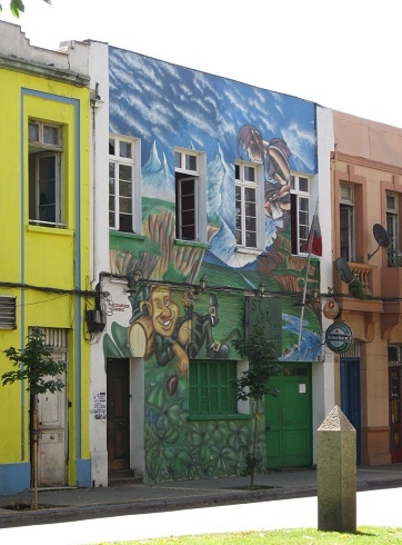 Avenida Cumming, la casa pintada con un
                          paisaje, primer primer plano