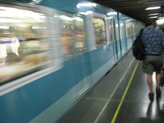 Estaci�n del metro "Cumming",
                          tren celeste