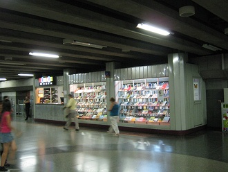 Estaci�n plaza Central (plaza de Armas),
                          con una biblioteca
