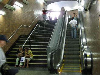 Estaci�n del metro de la plaza Central
                          (plaza de Armas), escalera mec�nica