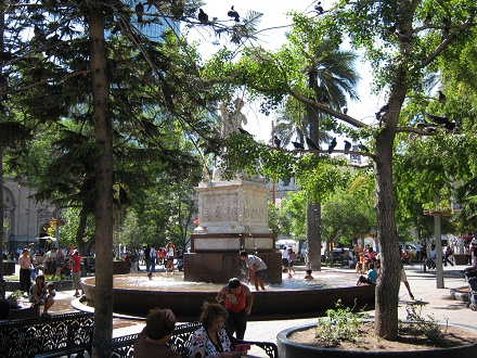 Plaza de Armas en Santiago de Chile,
                          fontana de Bol�var con ni�os jugando
