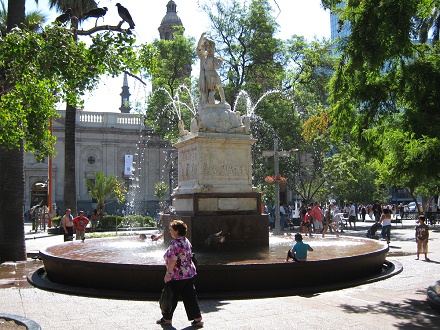 Plaza de Armas en Santiago de Chile,
                          fontana de Bol�var con ni�os jugando (02)