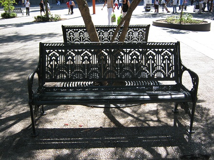 Plaza de Armas en Santiago de Chile,
                          bancos viejos con dise�os de flores