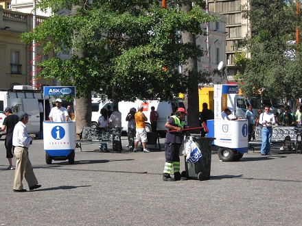 Plaza de Armas en Santiago de Chile,
                          oficina tur�stico en ruedas 01