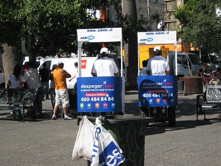 Plaza de Armas en Santiago de
                                    Chile, oficina tur�stico en ruedas,
                                    primer plano 02