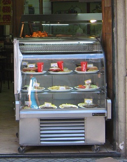 El restaurante "Tutto Pollo" en
                          el centro de Santiago de Chile, la vitrina