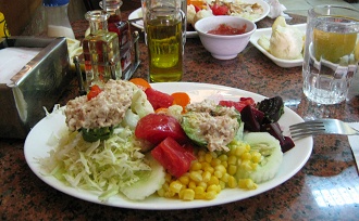Centro de Santiago de Chile, palta
                          rellena con ensaladas