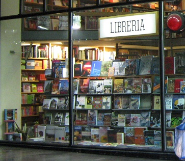 Calle Hu�rfanos, librer�a
                                  "Contrapunto", libros
                                  expuestos, primer plano