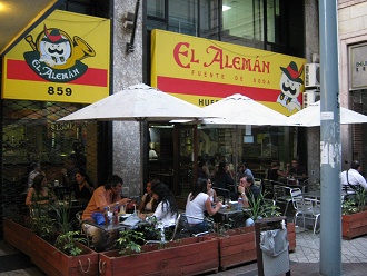 Caf� con terraza "El Alem�n" en
                          la calle Hu�rfanos