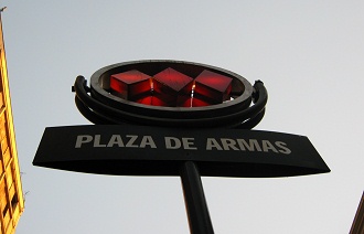 Calle Hu�rfanos, la entrada a la estaci�n
                          plaza de Armas, el logotipo del metro de
                          Santiago de Chile con tres trapecios rojos