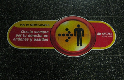 Pegatina en el piso del metro indicando
                          "estar al lado derecho"