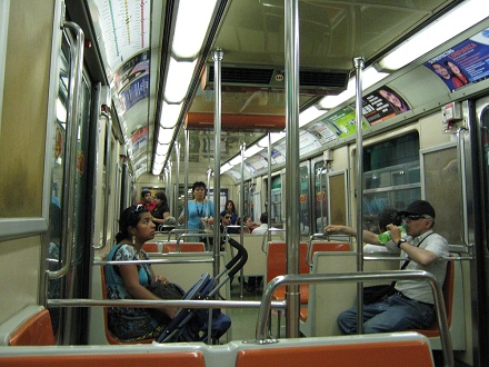 Metro subterr�neo, vista interior sin
                          ninguna barra por arriba y sin agarradero