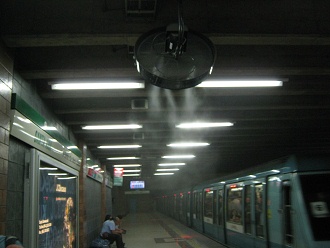 Estaci�n del metro "Santa Ana",
                          ventiladores de humedad, vista de atr�s