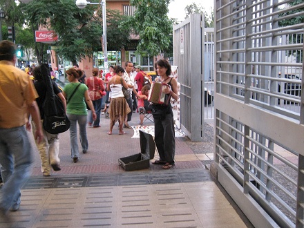 Estaci�n del metro Cumming, una mujer
                          tocando el acorde�n