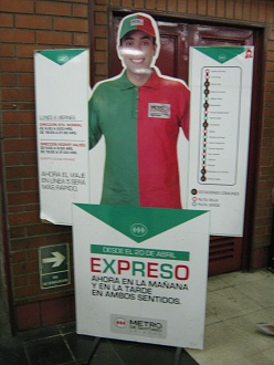 La estaci�n del metro
                          "Baquedano", el principio
                          "verde y rojo" de la l�nea del
                          metro