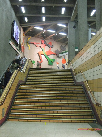 La estaci�n del metro
                          "Baquedano", escalera con relieve en
                          la pared