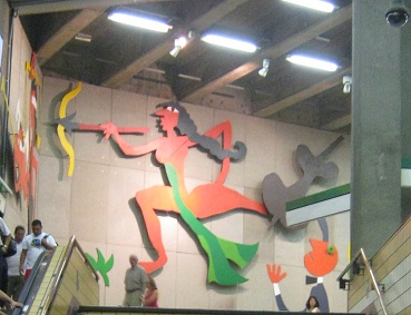 La estaci�n del metro
                          "Baquedano", relieve en la pared,
                          primer plano