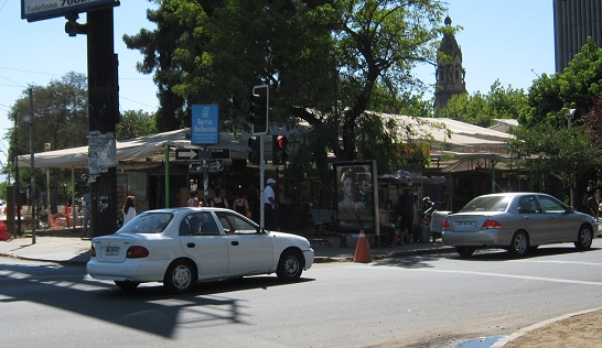 R�tulo de la calle P�o Nono con la
                          indicaci�n "barrio Bellavista",
                          primer plano