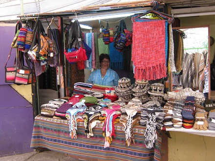Calle P�o Nono, puesto de mercado con
                          bolsas y gorros de la Sierra alta chilena