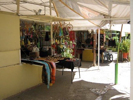 Calle P�o Nono, puestos de artesan�a 02