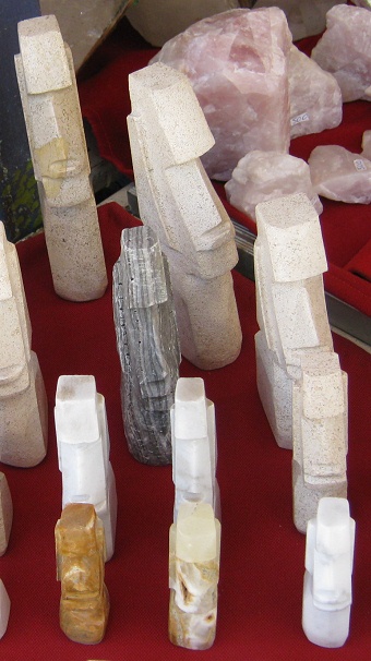Figuritas de la isla de Pascua en
                          combarbalita, primer plano