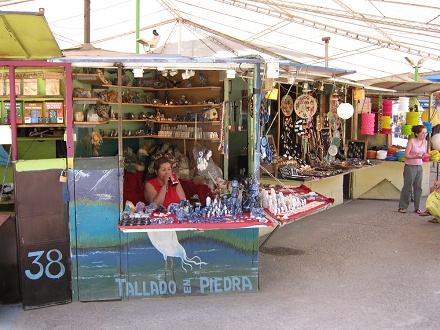 Calle P�o Nono, puestos de artesan�a con
                          figuritas en lapisl�zuli y combarbalita