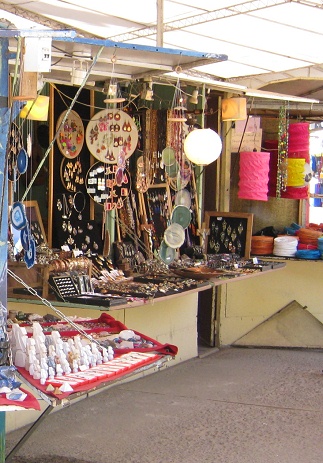 Calle P�o Nono, puesto de artesan�a con
                          figuritas en combarbalita, joyas, m�biles,
                          farolillos etc., primer plano 02