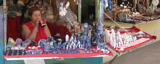 Calle P�o Nono, puesto de artesan�a con
                figuritas en lapisl�zuli y combarbalita, primer plano
                03