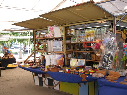 Calle P�o Nono, puesto de mercado con
                          juguetes en madera