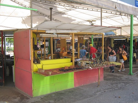 Calle P�o Nono, puesto de mercado con
                          figuritas en �nix y m�rmol de �nix