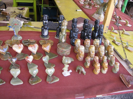 Corazones y figuritas de la isla de
                          Pascua en �nix y en m�rmol de �nix