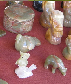 Copa y figuritas en m�rbol de �nix,
                          primer plano
