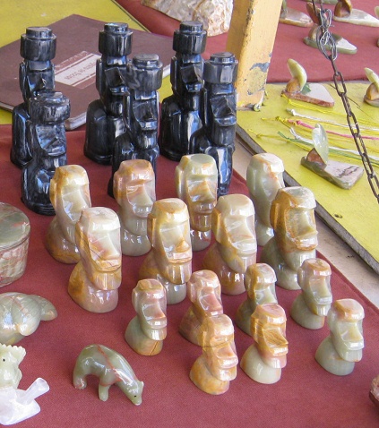 Figuritas de la isla de Pascua en �nix
                          (negro) y en m�rbol de �nix, primer plano