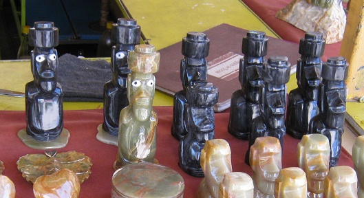 Figuritas de la isla de Pascua en �nix
                          negro y en m�rbol de �nix verdoso