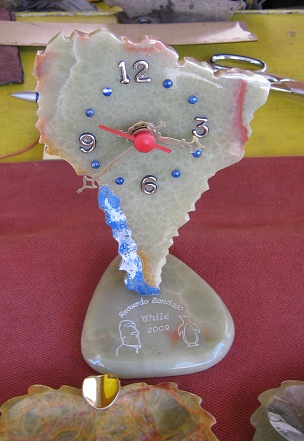 Reloj en forma de un mapa de
                          "Am�rica" del Sur en m�rbol de �nix
                          y en lapisl�zuli