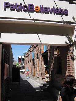 Calle P�o Nono, patio Bella Vista, la
                          entrada