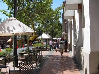 Calle P�o Nono, caf� con terraza y acera
                          de mayolica