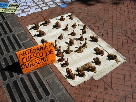 Calle P�o Nono, figuritas en huesos
                              de melocot�n