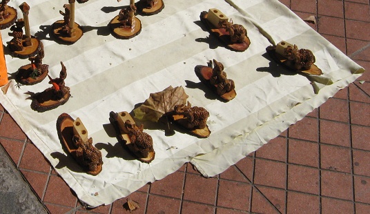 Calle P�o Nono, figuritas en
                                  huesos de melocot�n, primer plano 03