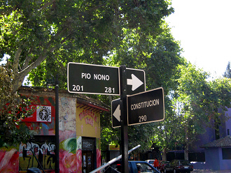 R�tulos de la calle Constituci�n y de la
                          calle P�o Nono